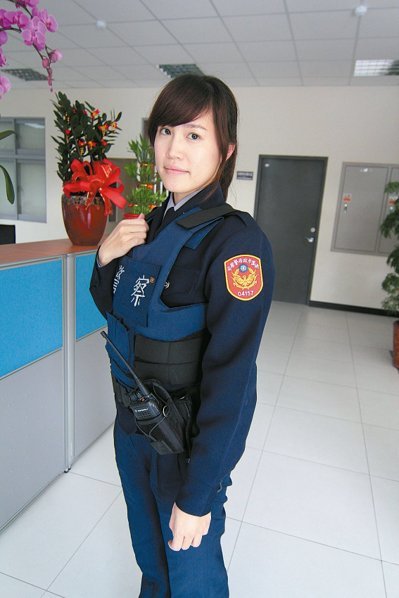 女警穿着防弹背心，有时执勤一穿就要6个小时。（图/《联合晚报》 叶臻摄）