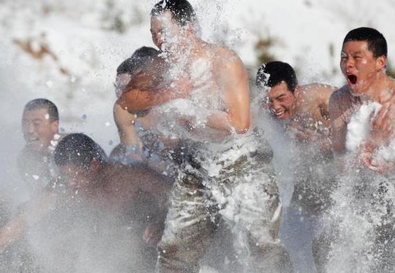 黑河边防侦察兵-26℃赤膊浴雪斗严寒