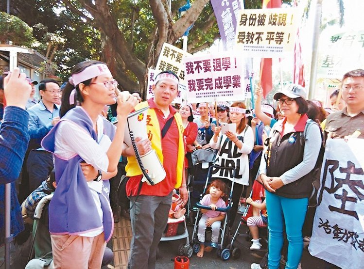 上百名大陆籍新住民日前到“教育部”前抗议，痛陈他们的子女在台湾受教育未受到公平对待。（图/《联合报》）