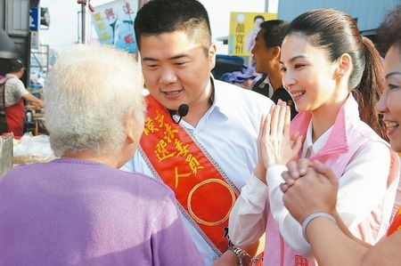 国民党“立委”候选人颜宽恒的妻子陈丽凌(右)帮忙辅选，选民都称赞她“漂亮又亲切”。来源：台湾《联合报》