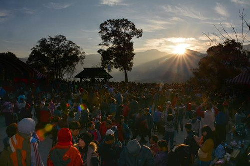 日月潭金龙山迎曙光4000人见证日出与云海（图）