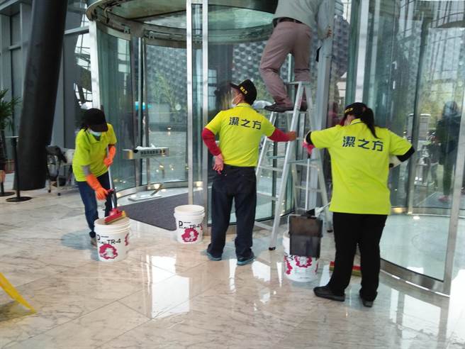 台北故宫南院旋转门再漏水 雨水淹入大厅(图)