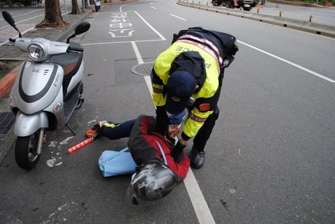 台北警方防抢演练逼真民众以为真遇劫匪忙报案