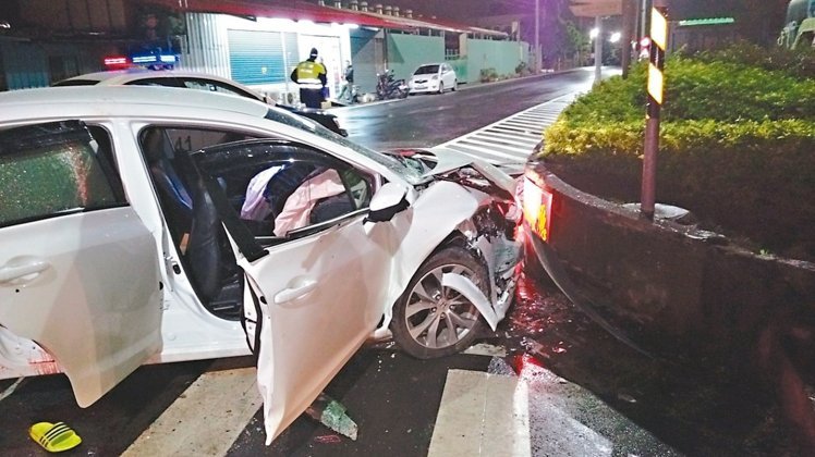 男子酒驾撞花圃致1死4伤推称是女友开车（图）