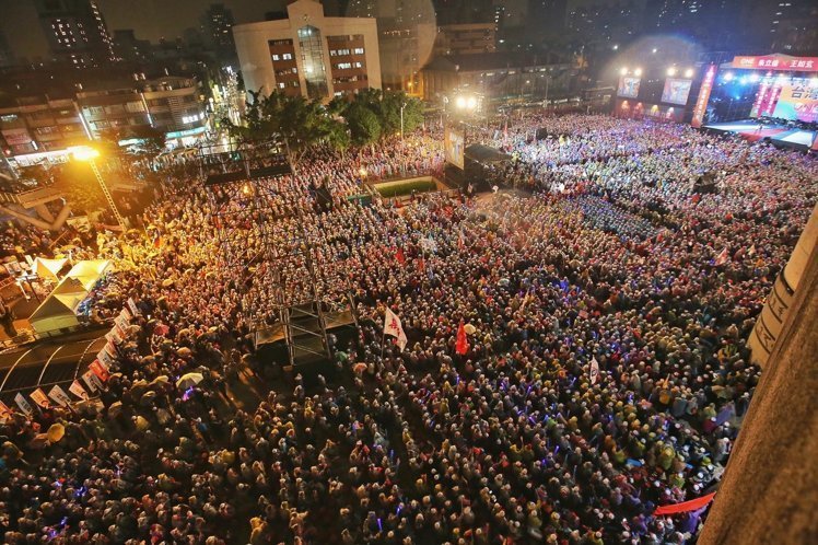 台湾2016选前之夜 马英九鞠躬呼吁票投朱立伦