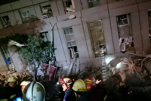 台南市永康区永大路一栋大楼6日凌晨在地震后传出倒塌，消防局动员大量人车前往救援，消防人员听到有人在里面呼救，陆续救出多人送医。 台湾“中央社”图