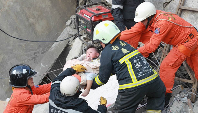  消防人员从断垣残壁间发现1名约1岁的幼童