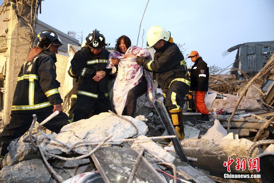 组图：台湾高雄发生6.7级地震 救援紧张进行 