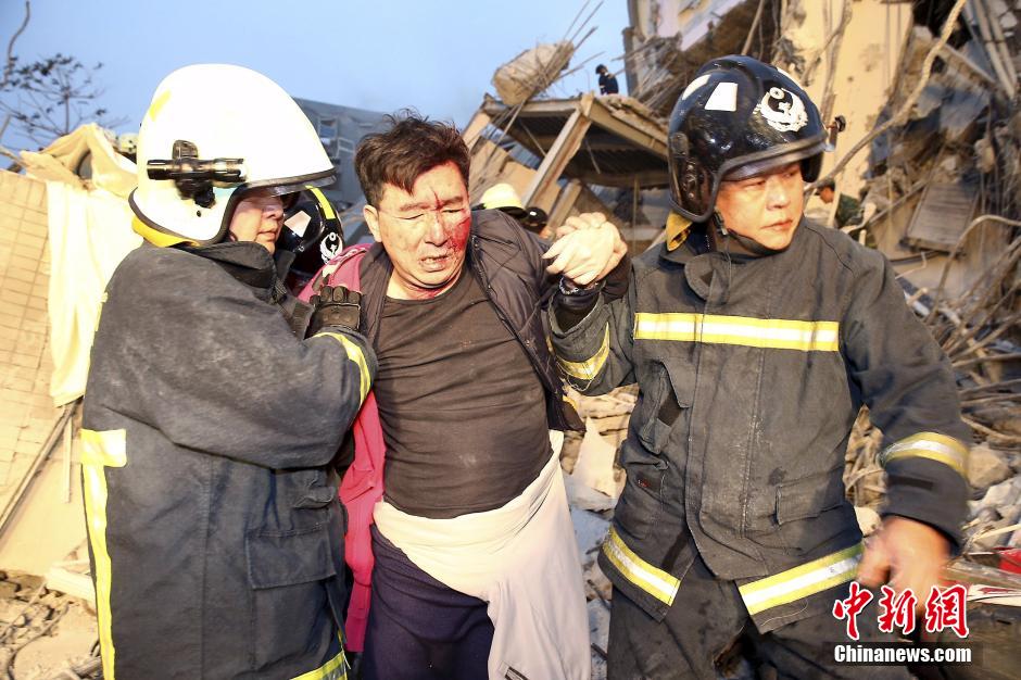 组图：台湾高雄发生6.7级地震 救援紧张进行 