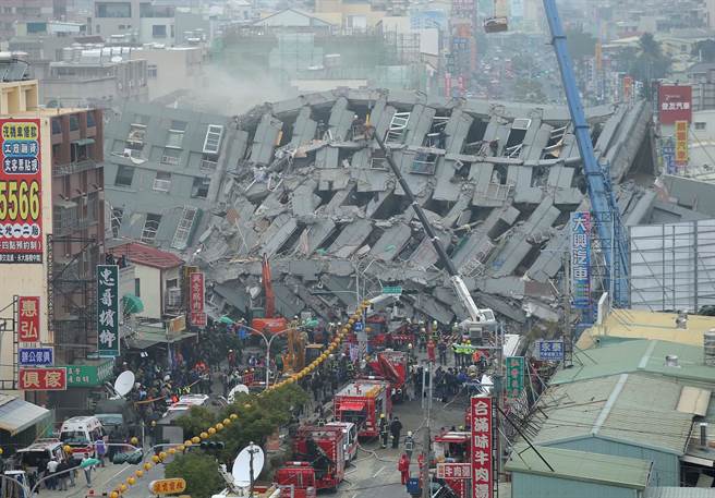 台南一17层大楼在地震中被
