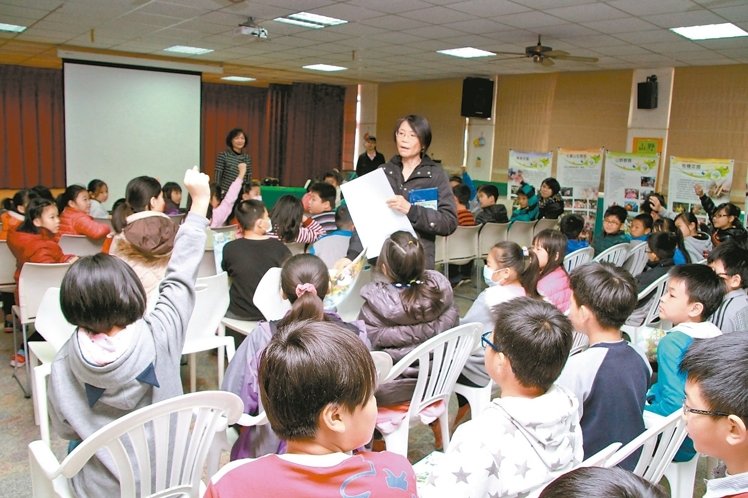 马英九夫人低调赴偏僻小学 为百余学生讲三国故事
