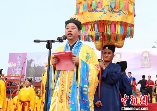 首届海峡两岸南宗道教奉祭三清道祖大典暨玉蟾宫落成开光十周年大庆21日举行，图为中国道教协会副会长、海南省道教协会会长陆文荣致欢迎词辞。　吴天军 摄