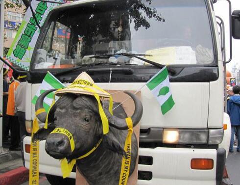 2009年11月民进党组织的反美牛大游行（图片来源：香港《中评社》）