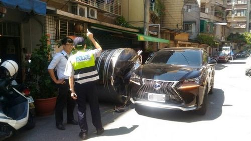 汽车遭遇飞来横祸路过公寓楼突被两吨重水塔砸中