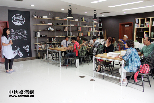 天津101汽车文化广场副董事长张铭与参访的台湾媒体人畅谈创业创新。