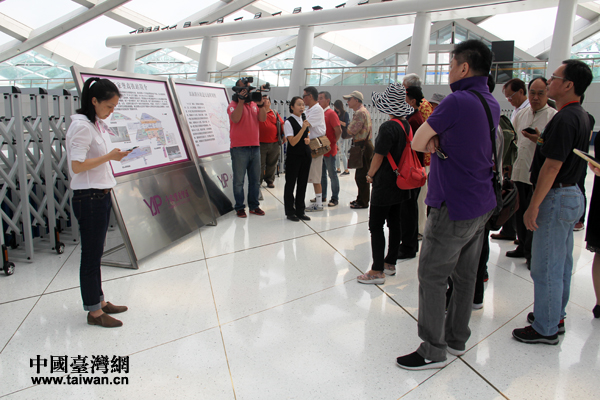 “你来我往”津台媒体峰会一行人前往天津自由贸易区参访，图为大家参观于家堡高铁站。