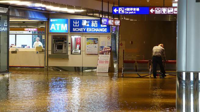 桃园机场2日上午大雨加雷击，造成机场淹水与停电.