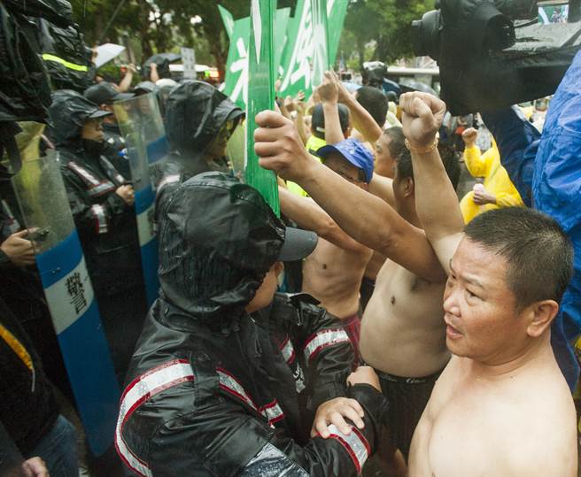 劳工一度冲撞“行政院”前待命的警察