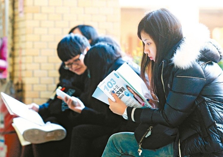 台湾地区“大学考招制度草案”日前出炉，但究竟要怎么考？什么时候考？却仍争议甚多。图为学测考场