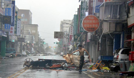 台风“尼伯特”袭台灾损严重至今已致2死72伤