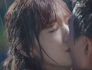 《任意依恋》金宇彬秀智“鼻尖kiss”引热议 韩剧中经典浪漫吻戏盘点