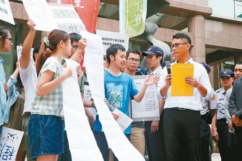 台湾政大女研究生“蛋洗”官员首次公开道歉