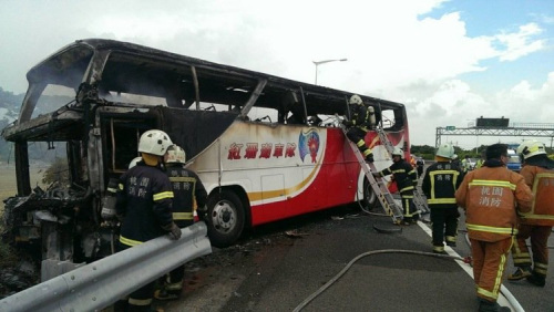 已被烧得焦黑的事故游览车。(图片来源：台湾联合新闻网)