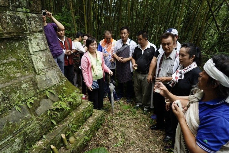 台湾少数民族“立委”高金素梅1日带领原住民长老、学者，走访百年前泰雅族“大豹社战役”战场