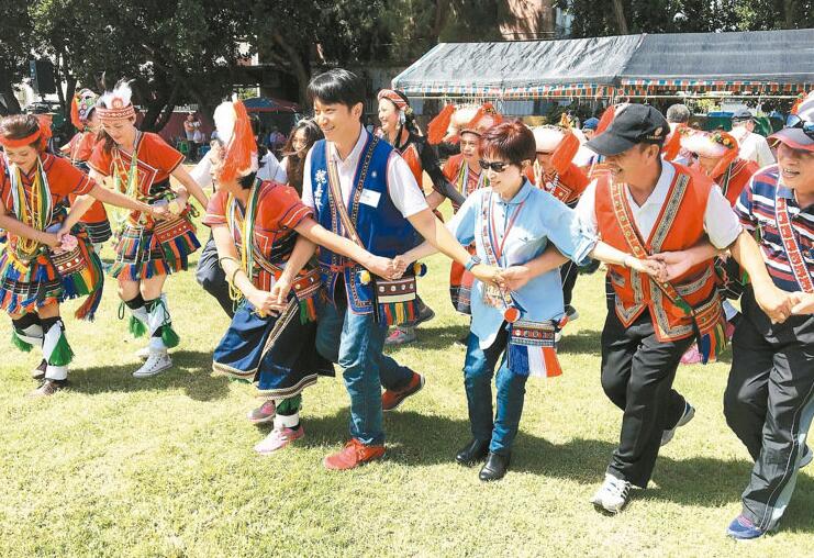 国民党主席洪秀柱（右三）与花莲市长候选人魏嘉贤（右四）前往花莲市根努夷参加丰年祭，并与族人大跳原住民舞蹈