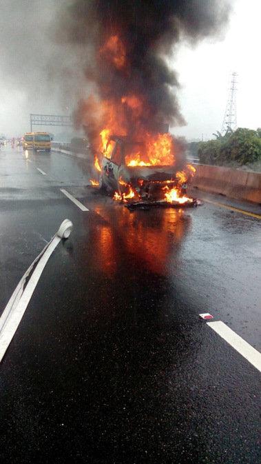 台湾高雄路段发生火烧车意外 驾驶员及时逃脱