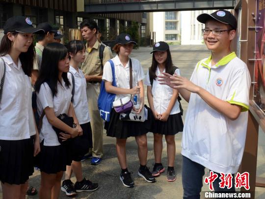 一位福州第八中学学生为参加第十三届榕台青年夏令的台湾中学生介绍该校校史。　记者刘可耕 摄