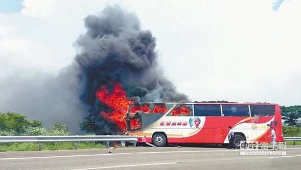 7月19日，陆客游览车发生火烧车意外，造成26人死亡。（图片来源：台湾《中国时报》）