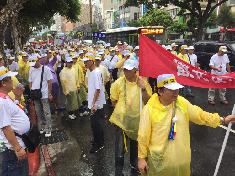 台湾“百万观光产业自救大游行”13日走上街头抗议