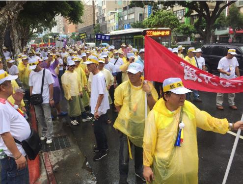 台湾“百万观光产业自救大游行”12日走上街头抗议