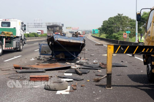 　　中山高速公路北上嘉义县水上路段19日发生小货车疑爆胎翻覆意外，车内2人自行爬出车外，驾驶多处擦伤， 驾驶的兄长脸颊右上方凹陷，伤势较重，随即送医治疗 ，原因待调查。 (民众提供)“ 中央社”记者黄国芳传真