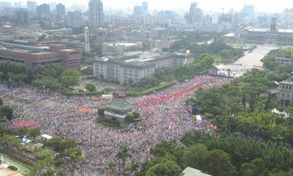 9月3日军公教大游行，14.5万参加抗议活动民众挤满凯达格兰大道