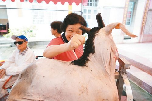 南投县埔里镇昭平宫育化堂不畏“鲇鱼”台风照常祭孔，许多家长带着孩子冒雨参加。台湾《联合报》记者陈妍霖／摄影