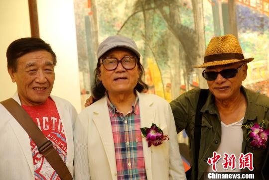 石齐(中)与台湾文艺界名人凌峰(右)、张帝(左)相见欢。　黄少华 摄