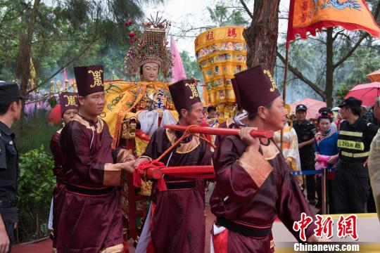 为了纪念妈祖羽化升天1029周年，福建湄洲妈祖祖庙于今日在“妈祖故里”湄洲岛青浦澳海滩举行海祭妈祖大典。　李南轩 摄