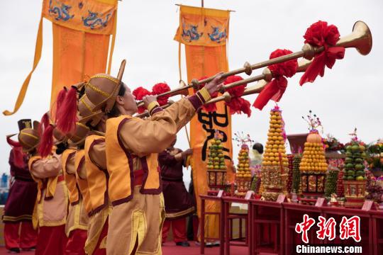 下午3时，海祭妈祖大典正式开始。鼓乐齐鸣，擂鼓三通，礼炮九响，海螺长鸣。　李南轩 摄