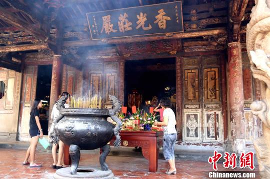 标志性古迹龙山寺，是台湾中部名镇鹿港的民间信仰中心之一，周末香火不断。　黄少华 摄