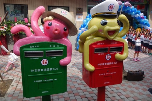 高雄梓官蚵子寮邮局搬家,新局屋前设计两座章鱼造型邮筒超可爱。台湾《联合报》记者刘星君/摄