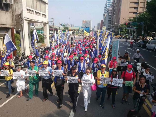 台湾2000余劳工走上街头 抗议蔡英文当局休假政策