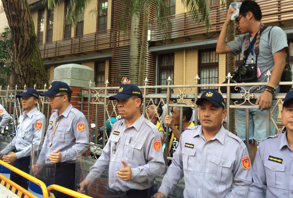 抗议民众欲翻越“立法院”围墙强闯，遭大量警力制止