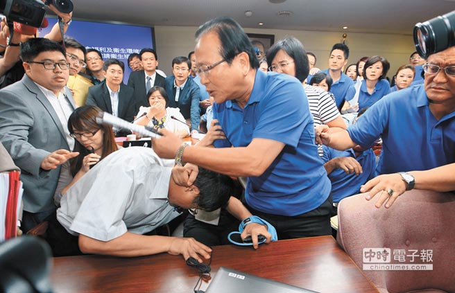 台当局“一例一休”审议战火升级 民进党夜宿会议室