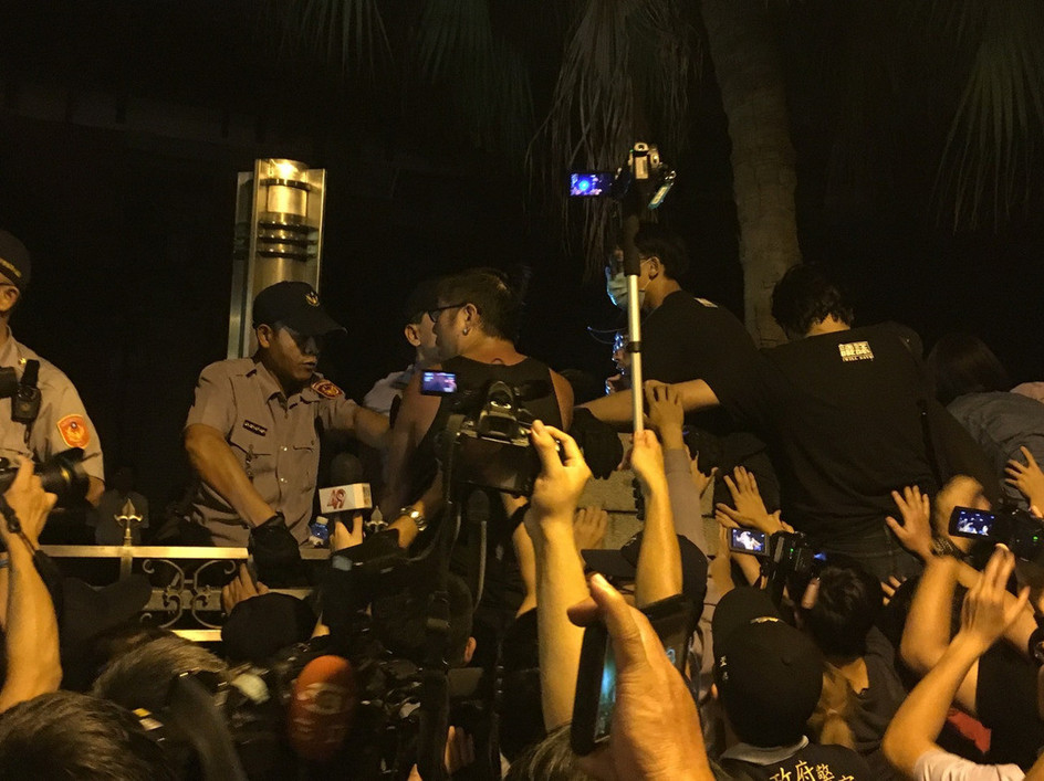 台湾民众抗议民进党强审法案，试图再度冲入民意机构。（图片来源：台湾《联合报》）