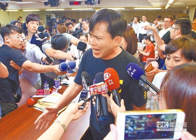 黄国昌气到在媒体镜头前掩面痛哭。（图片来源：台湾《中时电子报》）