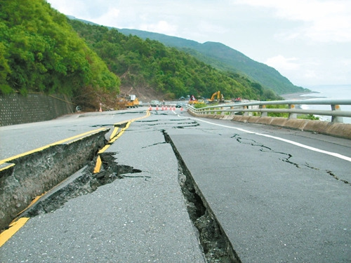7年前的莫拉克台风，让南回公路遇到毁灭性的灾害，全线交通几乎全毁。台湾《联合报》资料照片