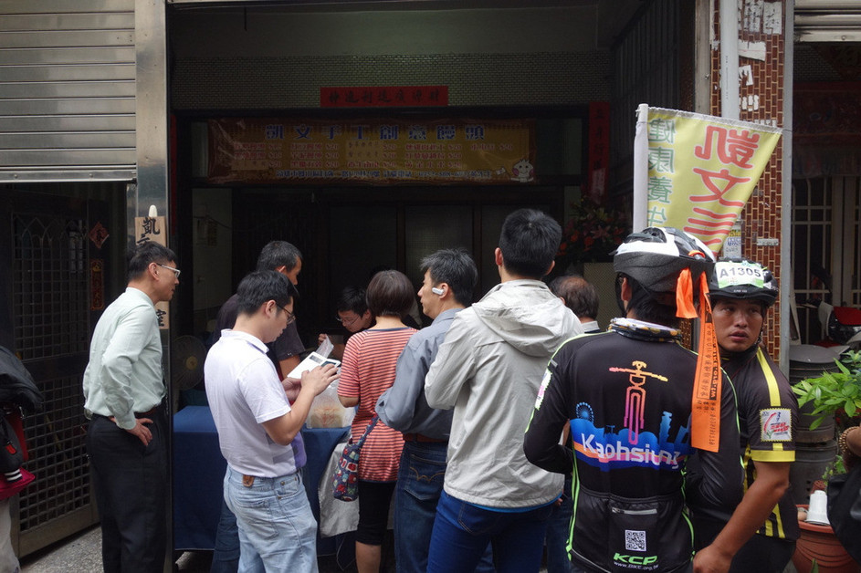 拍摄陈水扁面包师生意火爆，要买面包需领号码牌。（图片来源：台湾《联合报》）