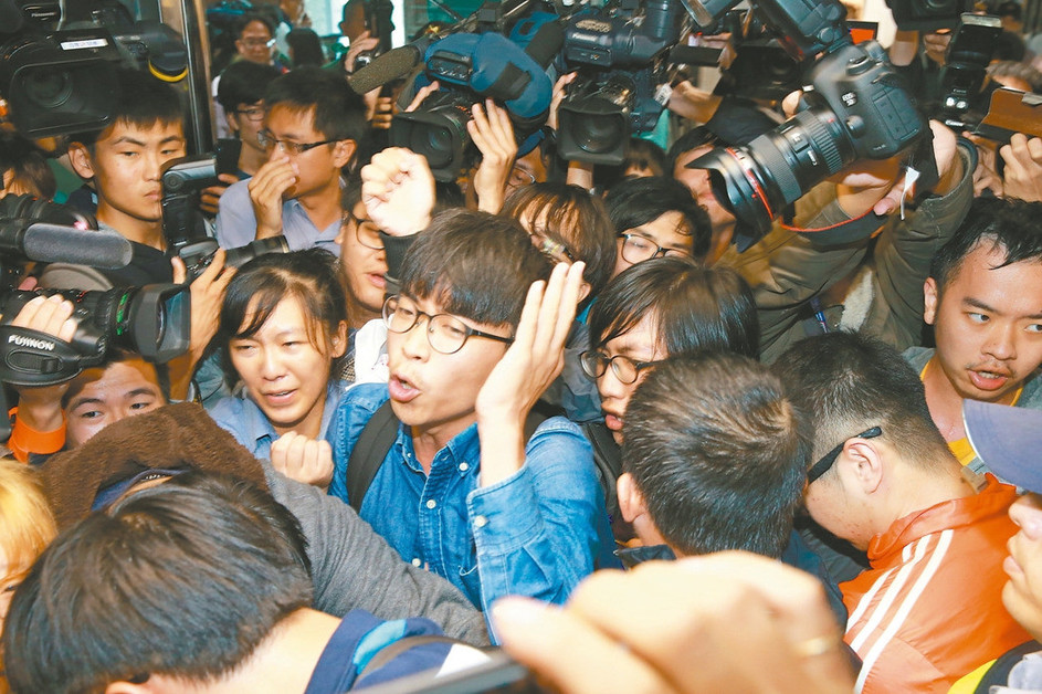 青年团体昨天到民进党中央党部，抗议砍劳工7天假。因优势警力的阻挡，无法与蔡英文当面陈情，退出后扬言未来将如影随形